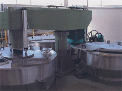 Swivelling disperser on 3 vessels